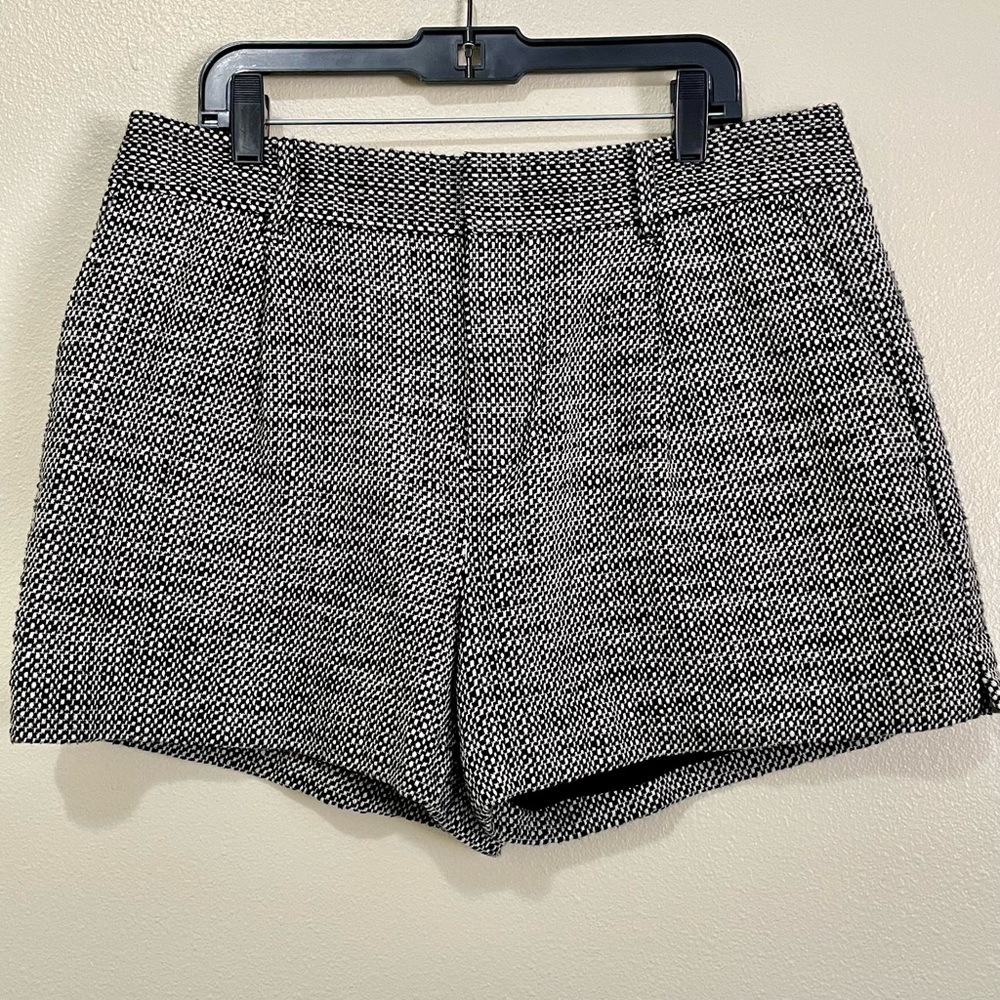 Dressy Banana Republic Ladies Shorts black white Size 8 preppy tweed